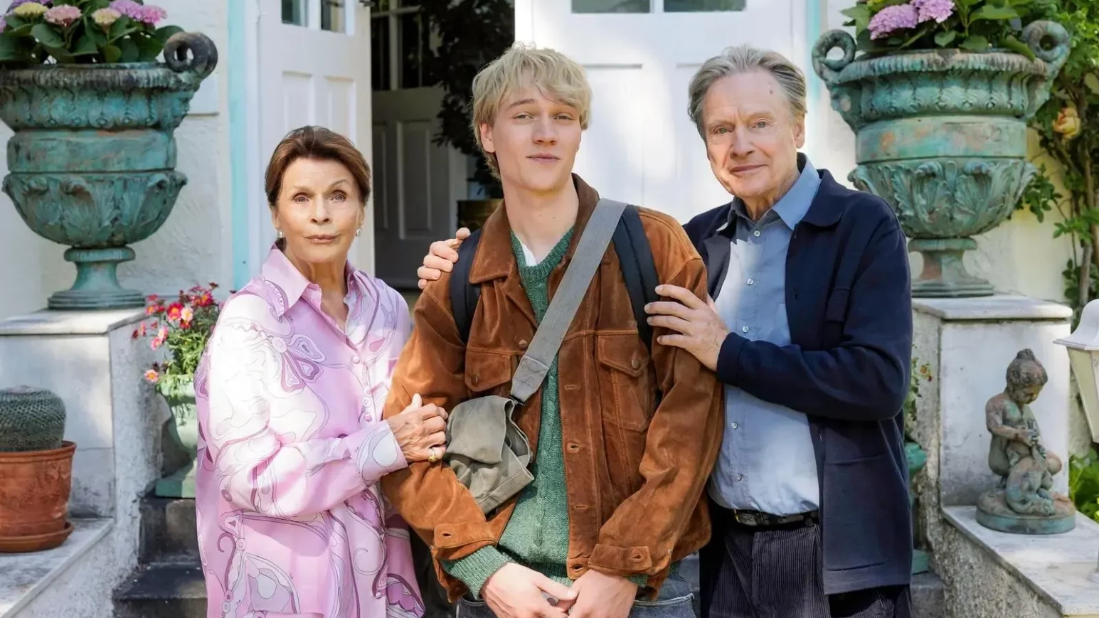 Bild der drei Hauptdarsteler:innen des Films