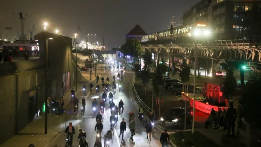 Bild der Critical Mess Gruppe, die mit den Fahrrädern durch Hamburg fährt