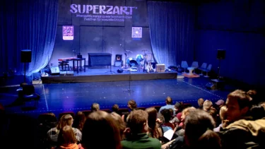 Das SUPERZART* Festival lädt ein zur Lecture Performance: “Zeitenwende”. Bundeswehr, Antifeminismus, rechtes Denken – das neue Normal? Gewalt gegen Körper und gegen feministische Utopien ist allgegenwärtig. Wie können wir verhindern, uns daran zu gewöhnen? Was passiert, wenn emanzipatorische Forderungen auf das alte Drehbuch von Männlichkeit und Militarismus treffen? In einer Zeit, in der Männer „wehrhaft“ und Deutschland wieder „kriegstüchtig“ sein sollen, untersucht die Performance “Zeitenwende” die komplexen Beziehungen zwischen Männlichkeit, Gewalt und Militarisierung. Inspiriert von den Gedanken des Historikers Klaus Theweleit, erstellen Fikri Anıl Altıntaş und Katharina Wisotzki ein Lagebild der Gewalt, das individuelle und gesellschaftliche Gewaltverhältnisse in den Fokus rückt. “Zeitenwende” erzählt fragmentarische Geschichten zu Männlichkeit und Gewalt: von soldatischen Körpern über hierarchische Männlichkeiten zu Gewalt gegen Frauen und Queers. Die Performance widmet sich der Frage, was es eigentlich bedeutet, ein Mann zu sein in einer Welt, die männliche Gewalt als normal betrachtet und Femizide zum Alltag gehören. “Zeitenwende” ist ein Aufruf zum gesellschaftlichen Desertieren; eine Forderung, gewaltvolle Erzählungen und Lebensrealitäten nicht weiter hinzunehmen. Wir müssen reden: Der TALK findet im Anschluss mit den Mitwirkenden statt.