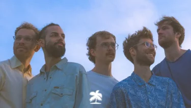 Almost Twins in der Hebebühne