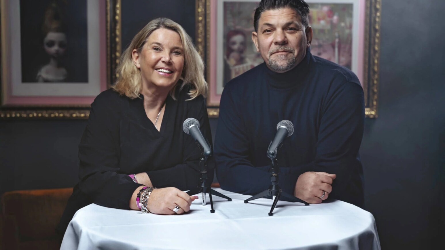 Tanya Kumst und Tim Mälzer stehen gemeinsam für den Podcast „Einmal ALLES, bitte!“ am Mikro / ©Christian Barz