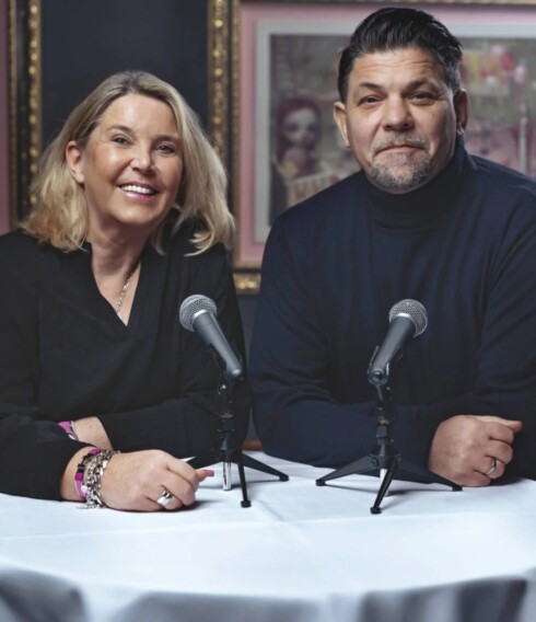 Tanya Kumst und Tim Mälzer stehen gemeinsam für den Podcast „Einmal ALLES, bitte!“ am Mikro / ©Christian Barz