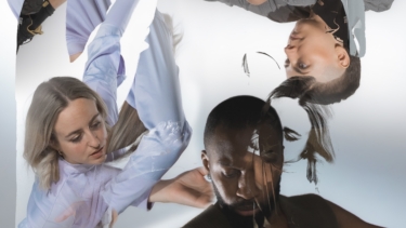 Die drei diesjährigen Residenzchoreografinnen und Residenzchoreografen von TanzHochDrei (© Finn Reduhn)