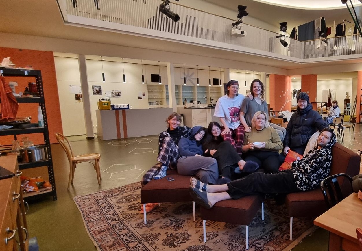 Den Bereich vor der Bar haben die Studierenden zu einem gemütlichen Wohnraum gestaltet, in dem sie sich gerne aufhalten