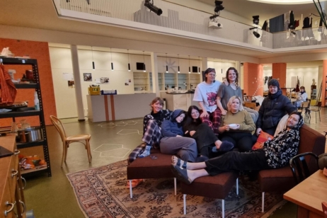 Den Bereich vor der Bar haben die Studierenden zu einem gemütlichen Wohnraum gestaltet, in dem sie sich gerne aufhalten