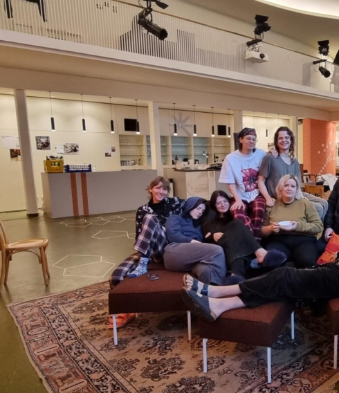 Den Bereich vor der Bar haben die Studierenden zu einem gemütlichen Wohnraum gestaltet, in dem sie sich gerne aufhalten