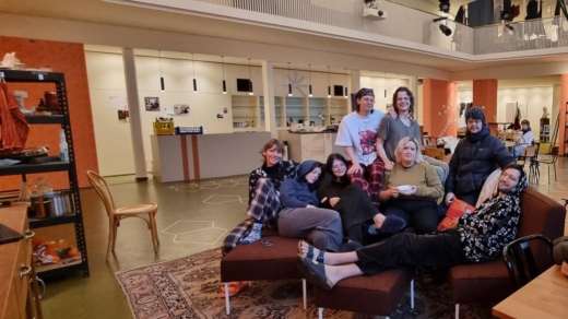 Den Bereich vor der Bar haben die Studierenden zu einem gemütlichen Wohnraum gestaltet, in dem sie sich gerne aufhalten