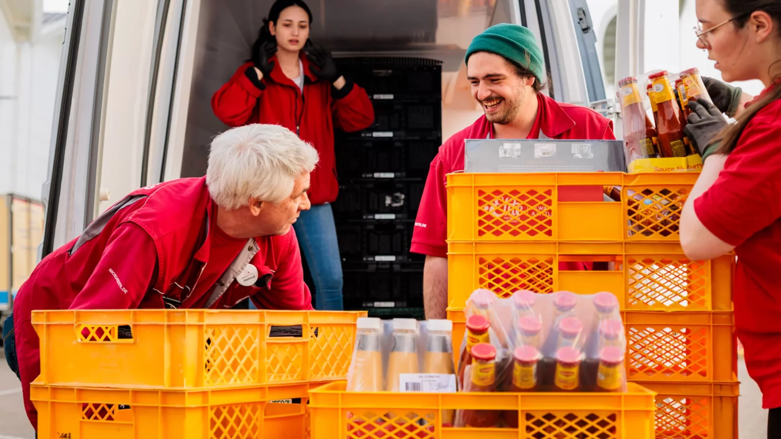 Helfende bei der Hamburger Tafel