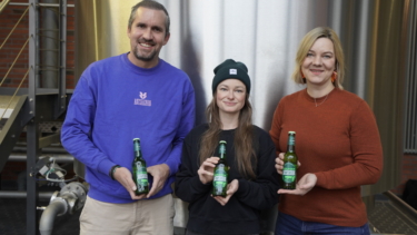  V. l. n. r.: Thomas Passauer (Ratsherrn), Annkathrin Schwerthelm (Clubkombinat) und Mariann von Redecker (Ratsherrn) präsentieren das neue Pils 