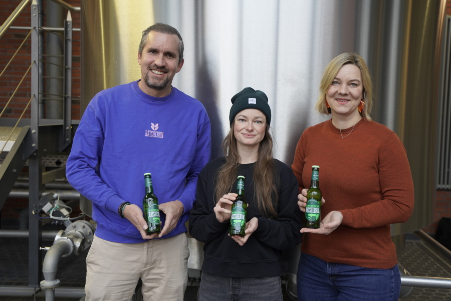  V. l. n. r.: Thomas Passauer (Ratsherrn), Annkathrin Schwerthelm (Clubkombinat) und Mariann von Redecker (Ratsherrn) präsentieren das neue Pils 