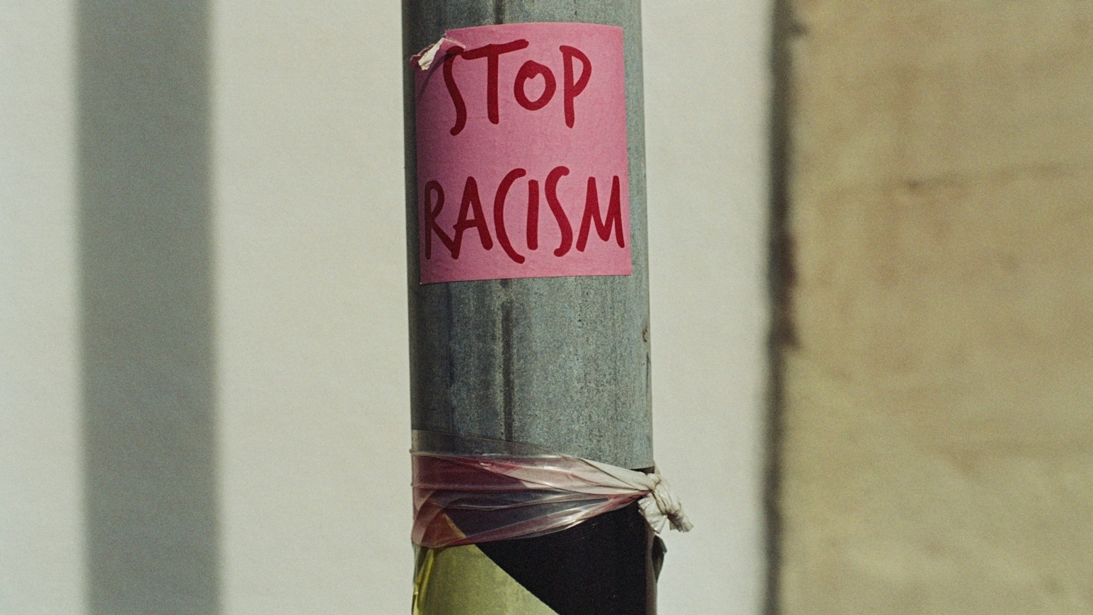 Sticker auf dem „Stop Racism“ steht