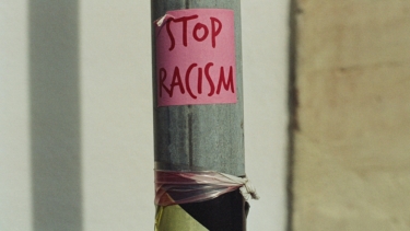 Sticker auf dem „Stop Racism“ steht