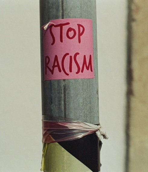 Sticker auf dem „Stop Racism“ steht
