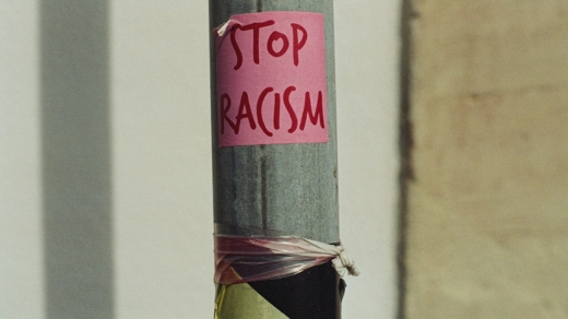 Sticker auf dem „Stop Racism“ steht