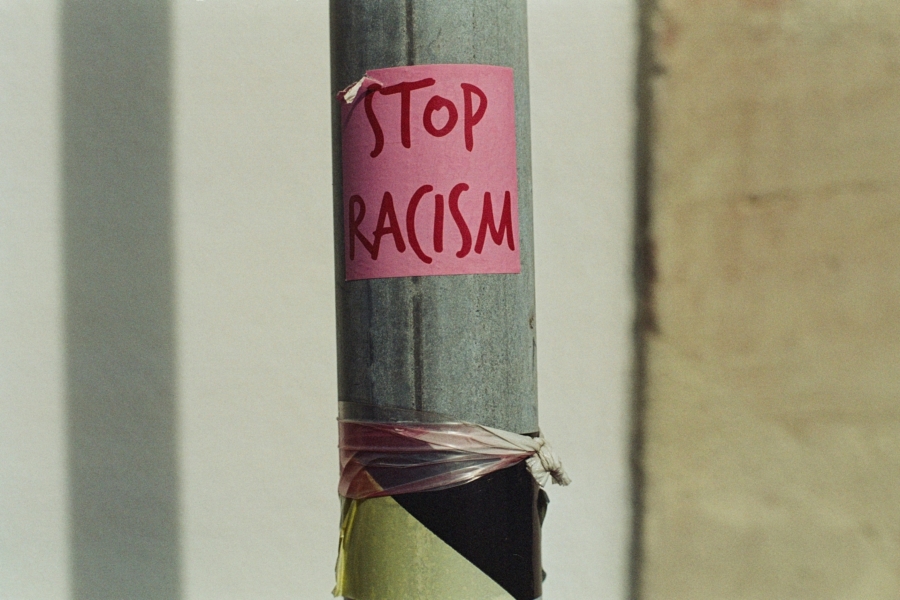 Sticker auf dem „Stop Racism“ steht