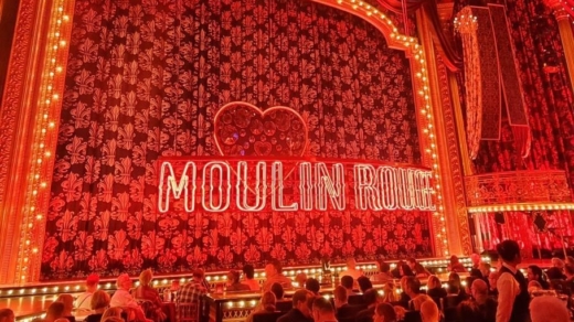 Die Beleuchtung und das Bühnenbild des Musicals „Moulin Rouge“ im Kölner Musical Dome war überwältigend