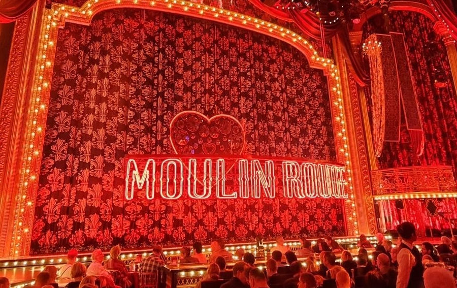 Die Beleuchtung und das Bühnenbild des Musicals „Moulin Rouge“ im Kölner Musical Dome war überwältigend