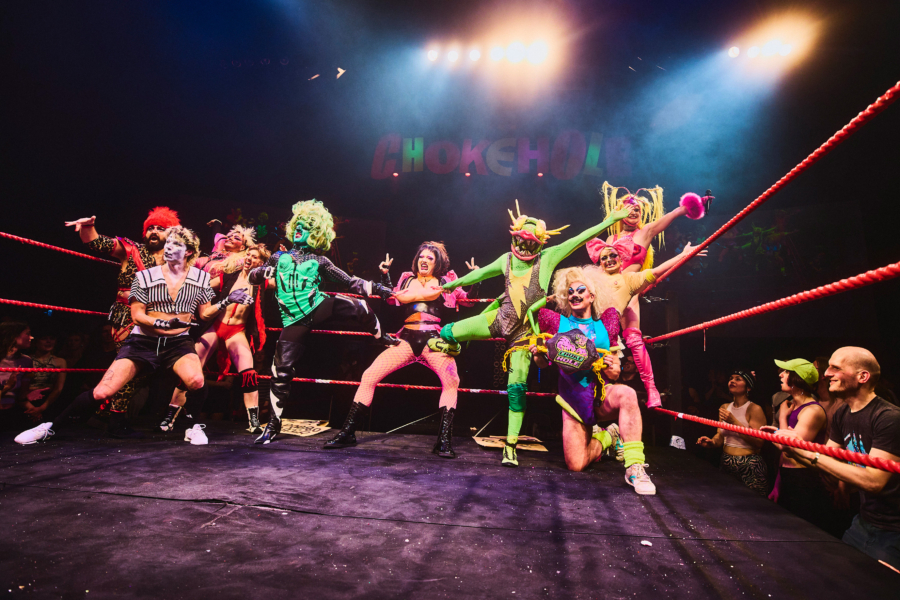 Zwischen Ring, Theater und Glam: Choke Hole bringt die Show nach Hamburg 