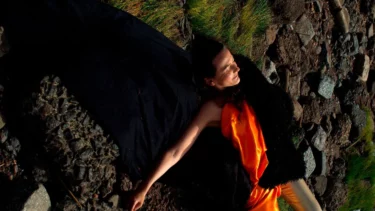 Uraufführung von Wenn die rote Sonne glüht auf Kampnagel