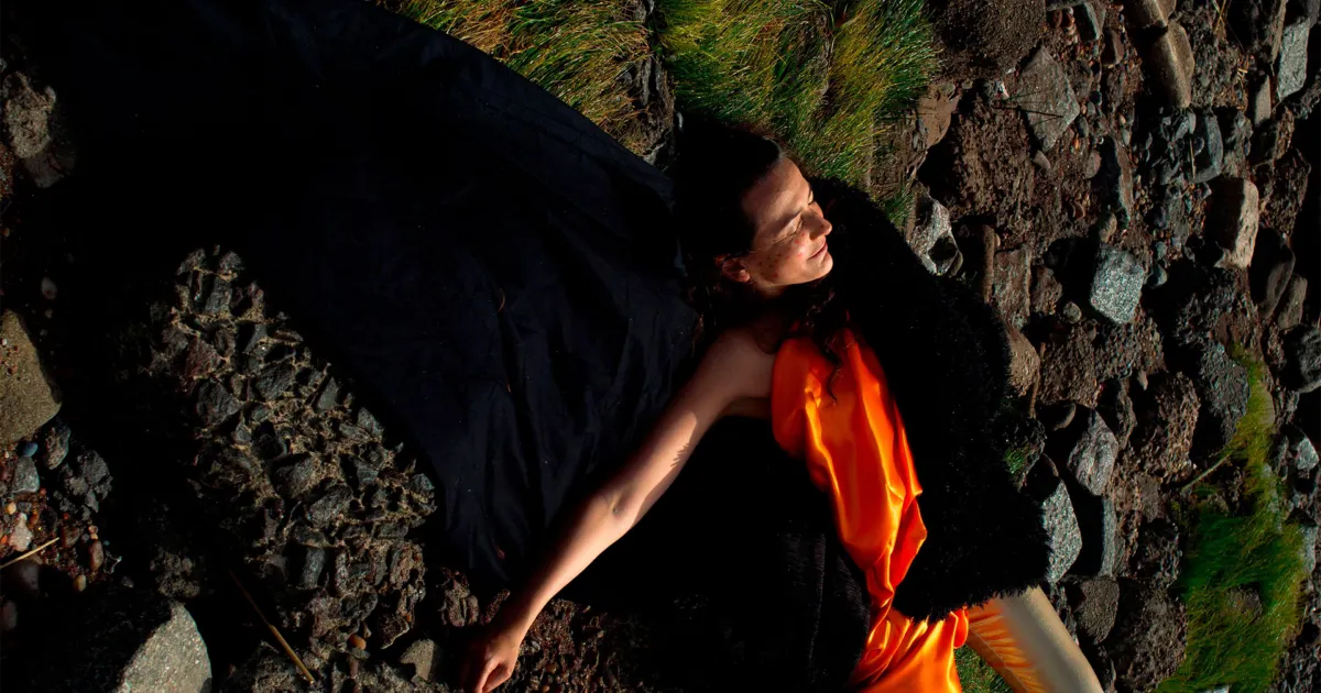 Uraufführung von Wenn die rote Sonne glüht auf Kampnagel