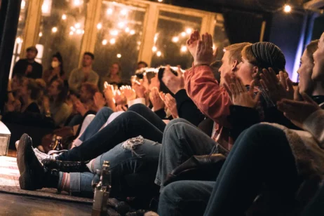 Die Menschen applaudieren bei der Sneak Peek Show