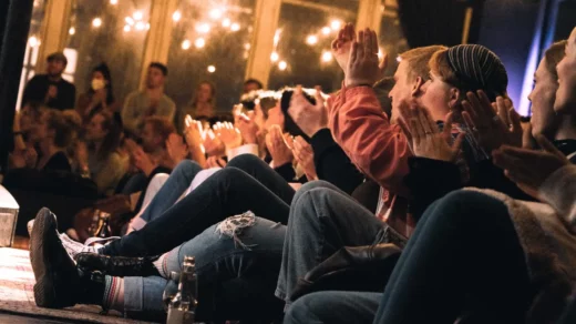 Die Menschen applaudieren bei der Sneak Peek Show