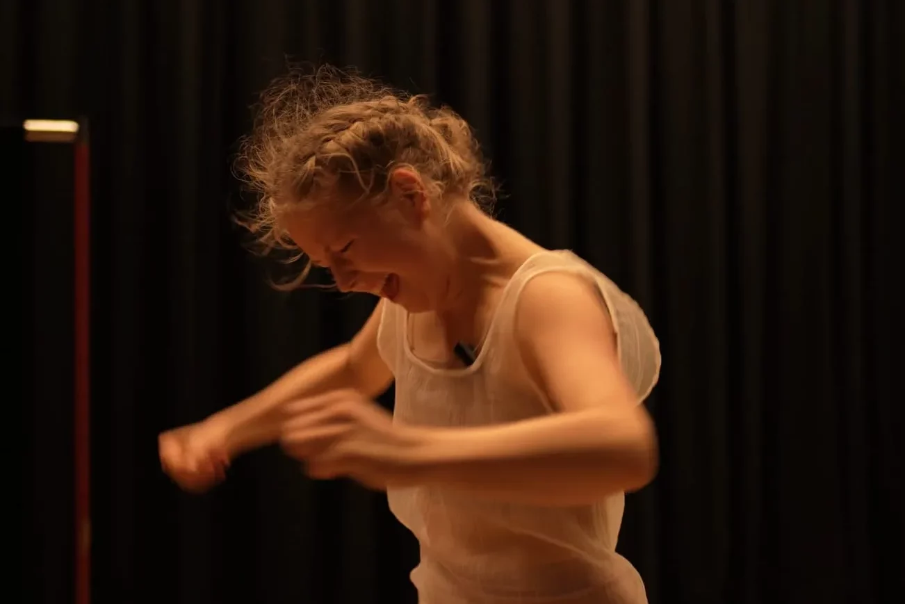 Erlebe die Performance WAHRES GLÜCK im HausDrei