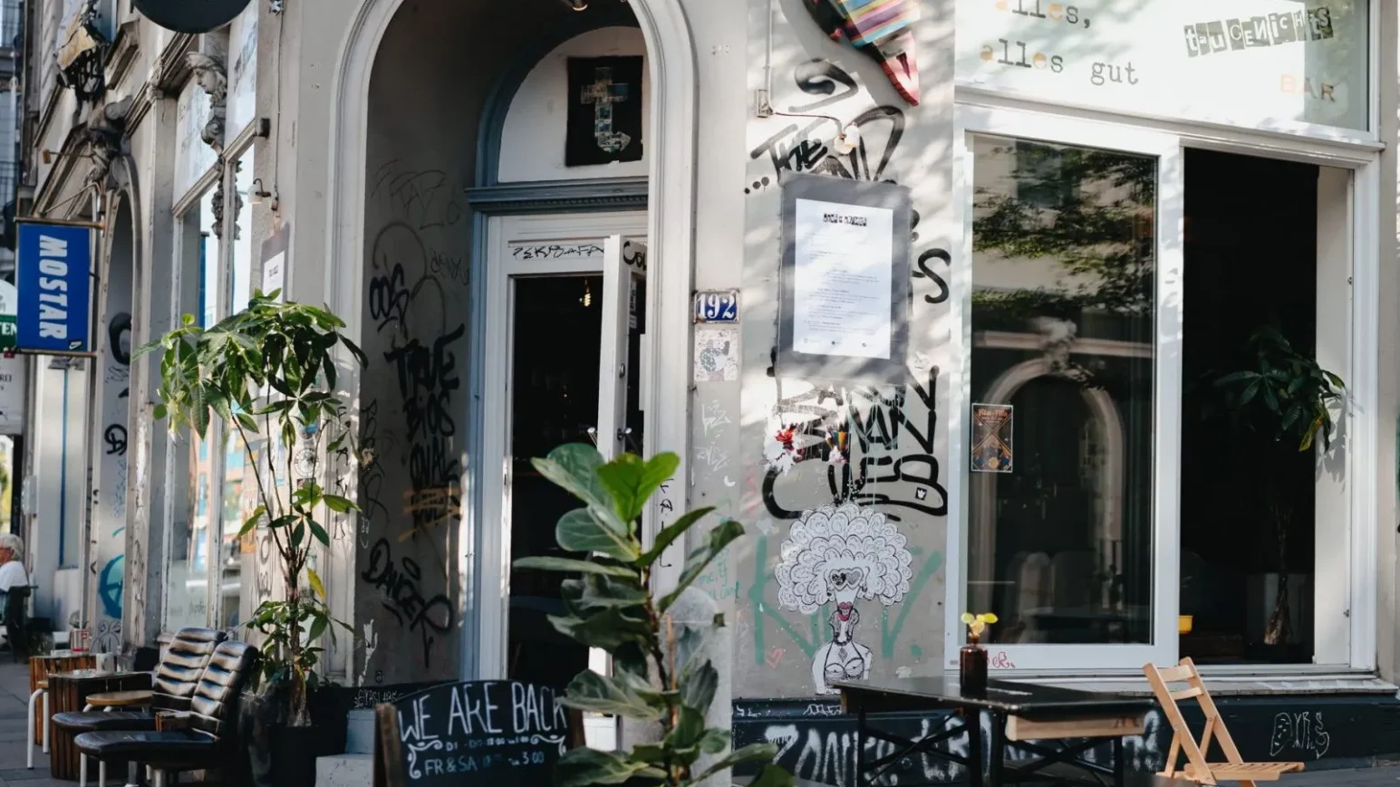 Bild der Außenansicht der Taugenichts Bar in Hamburg