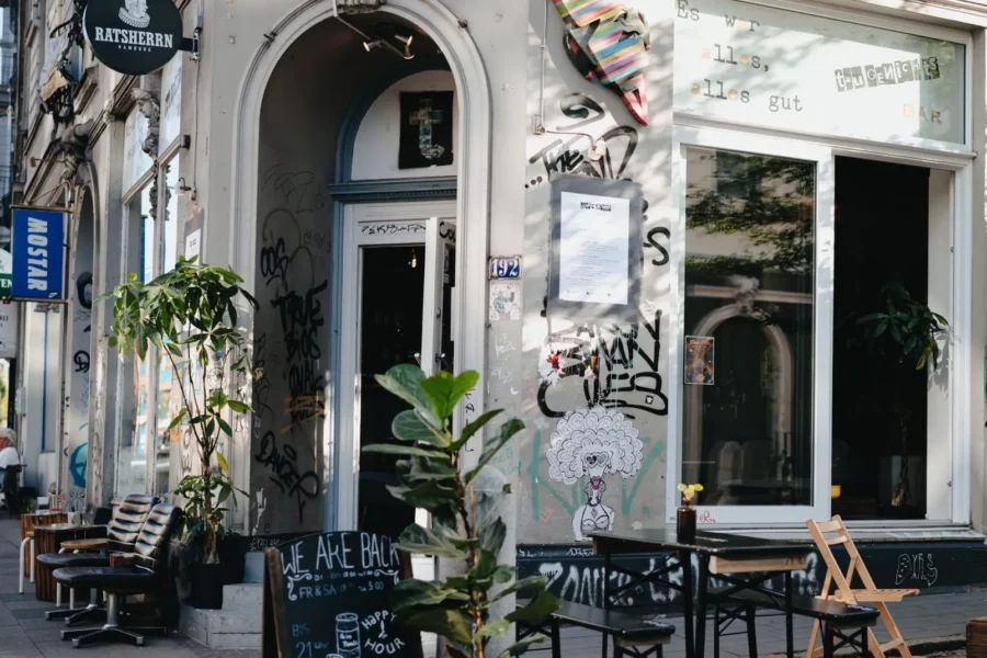 Bild der Außenansicht der Taugenichts Bar in Hamburg