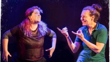 Zwei Schauspielerinnen des Impro-Theaters in Action