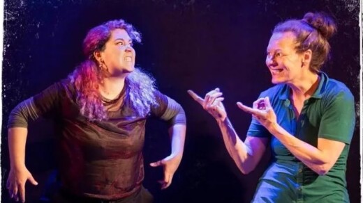 Zwei Schauspielerinnen des Impro-Theaters in Action