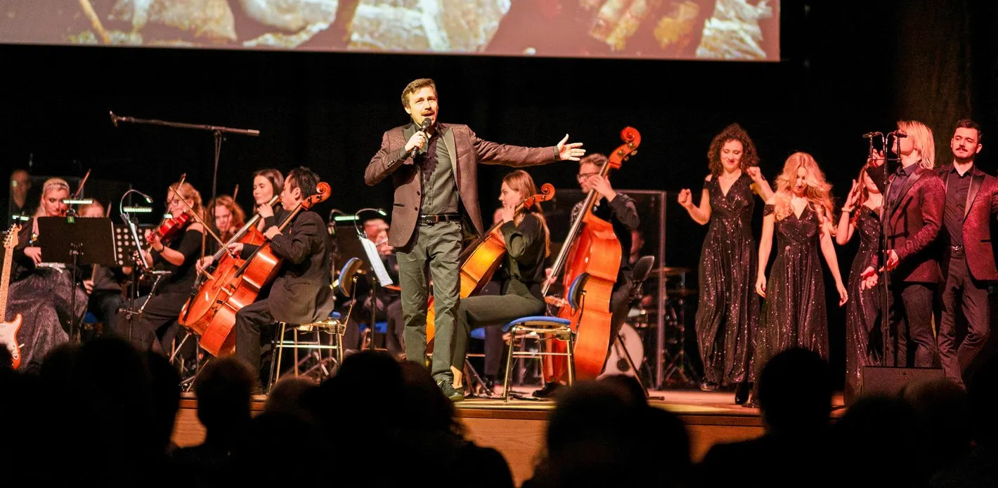 Das Orchester auf der Bühne der Laeiszhalle