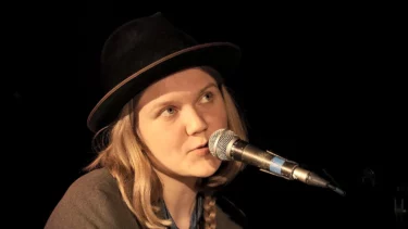 Doppelkonzert von Leon Schöne & Leonore Lilja im Pony Bar