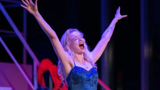 Ein Sängerwettstreit mit Spaßgarantie: Beim Opern-Slam kämpfen bestens aufgelegte Kandidaten um den goldenen Pokal. Und das mit allen Mitteln der Kunst! 90 Sekunden haben die Sänger*innen Zeit, ihre Arie oder ihr Lied zu präsentieren. 90 Sekunden, um die Gunst der Zuschauer*innen zu gewinnen. 90 Sekunden, die über Sieg oder Niederlage entscheiden. Denn den Sieger oder die Siegerin wählen Sie! Ein Dezibelmesser misst die Stärke Ihres Applauses. Der Spaß geht über mehrere Runden. Jede Runde hat ein Thema, zu dem die Sänger*innen passend ein Stück aussuchen. Die professionellen Opernsänger*innen unseres Ensembles treten zu Ihrem Vergnügen gegeneinander an. Allesamt junge, frische und berührende Stimmen.