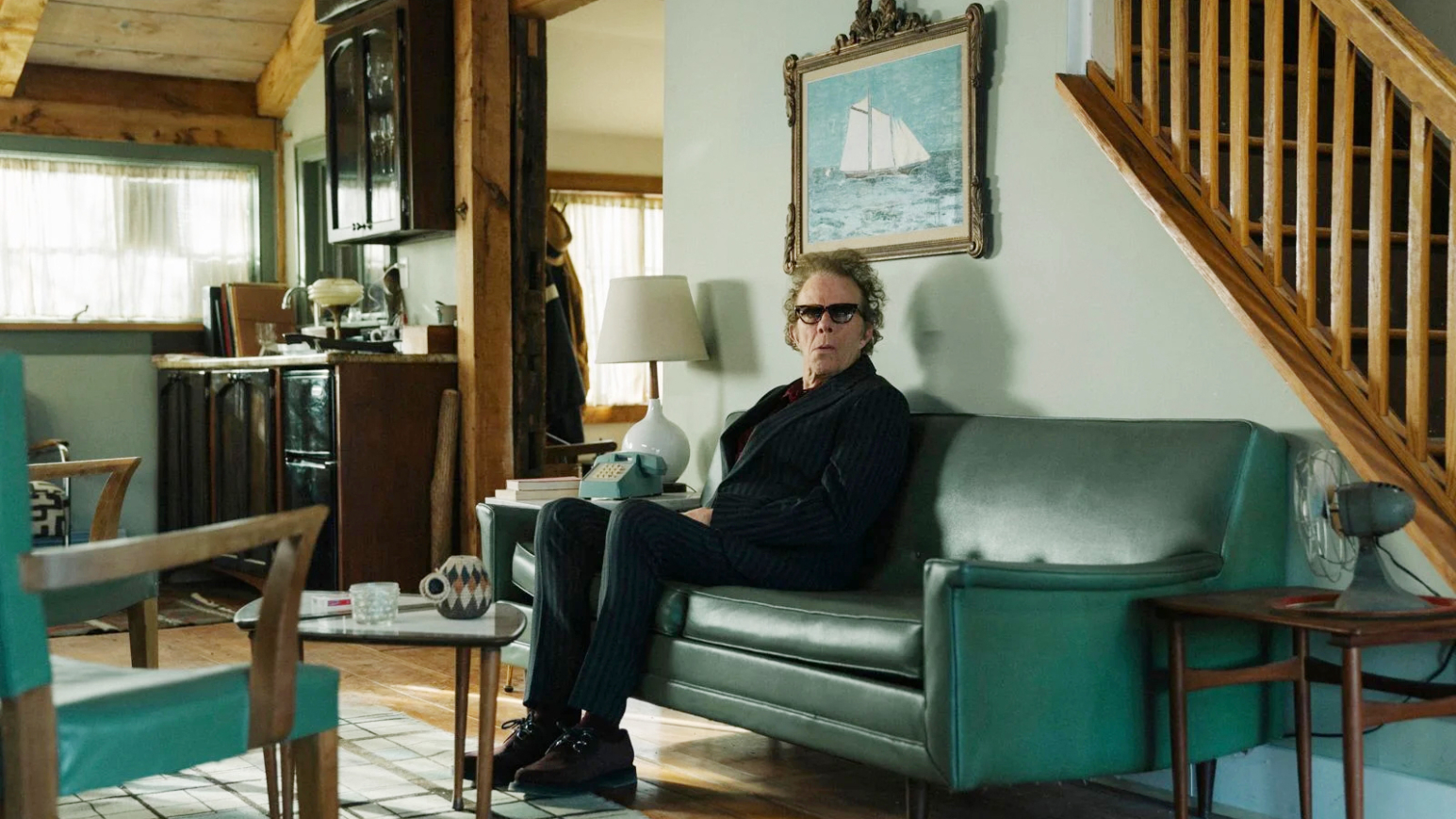 Sitzt auch gerne mal vor der Kamera herum: die kauzige Songwriter-Ikone Tom Waits