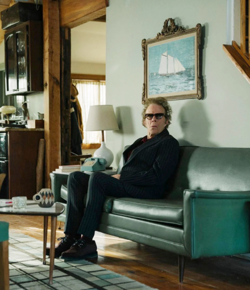 Sitzt auch gerne mal vor der Kamera herum: die kauzige Songwriter-Ikone Tom Waits