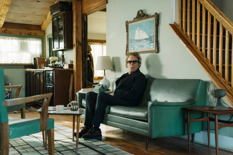 Sitzt auch gerne mal vor der Kamera herum: die kauzige Songwriter-Ikone Tom Waits