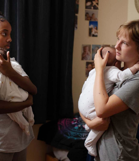 „Junge Mütter“ – hier mit den dazugehörigen Babys im Arm