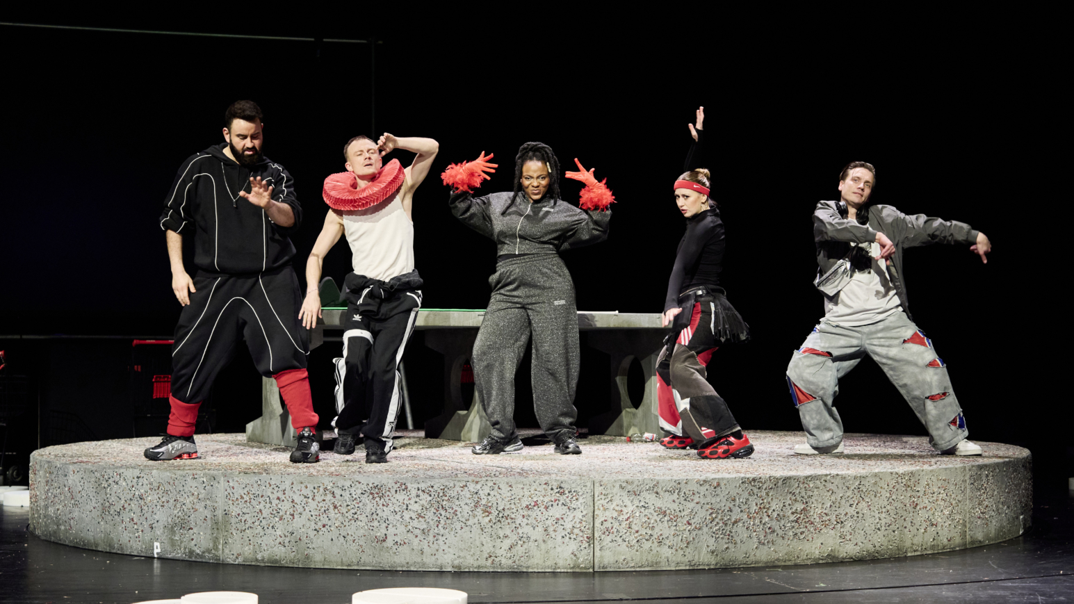 José Barros Moncada, Oscar Hoppe, Tash Manzungu, Nina Carolin, Rune Jürgensen (v.l.) stehen am 03. Februar 2026 während einer Probe zu dem Stück „Keine Aufstiegsgeschichte“