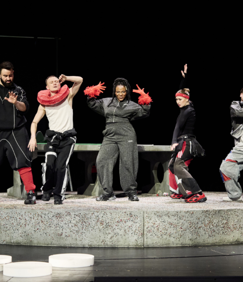 José Barros Moncada, Oscar Hoppe, Tash Manzungu, Nina Carolin, Rune Jürgensen (v.l.) stehen am 03. Februar 2026 während einer Probe zu dem Stück „Keine Aufstiegsgeschichte“