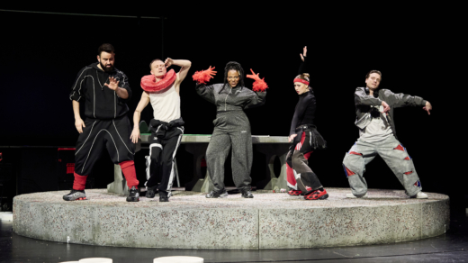 José Barros Moncada, Oscar Hoppe, Tash Manzungu, Nina Carolin, Rune Jürgensen (v.l.) stehen am 03. Februar 2026 während einer Probe zu dem Stück „Keine Aufstiegsgeschichte“