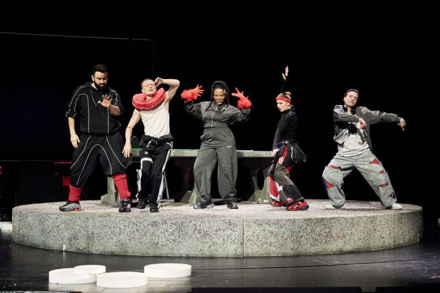 José Barros Moncada, Oscar Hoppe, Tash Manzungu, Nina Carolin, Rune Jürgensen (v.l.) stehen am 03. Februar 2026 während einer Probe zu dem Stück „Keine Aufstiegsgeschichte“