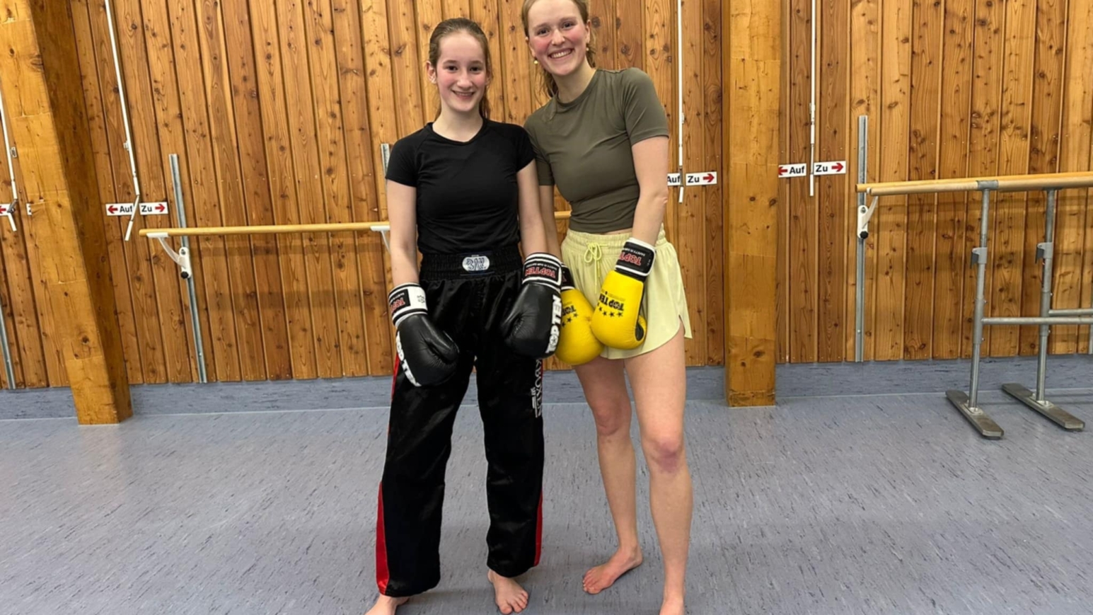 Hanna (links) und Megan (rechts) trainieren beide beim TSV Sasel Kickboxen Foto: TSV Sasel 