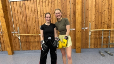 Hanna (links) und Megan (rechts) trainieren beide beim TSV Sasel Kickboxen Foto: TSV Sasel 