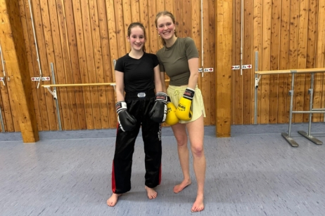 Hanna (links) und Megan (rechts) trainieren beide beim TSV Sasel Kickboxen Foto: TSV Sasel 