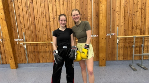 Hanna (links) und Megan (rechts) trainieren beide beim TSV Sasel Kickboxen Foto: TSV Sasel 
