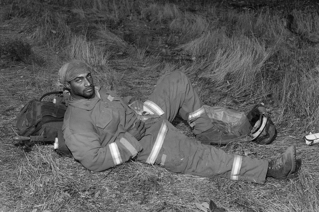 Ein Feuerwehrmann in Rashaad Brooks, Tubbs Feuer, Kalifornien, 2017 