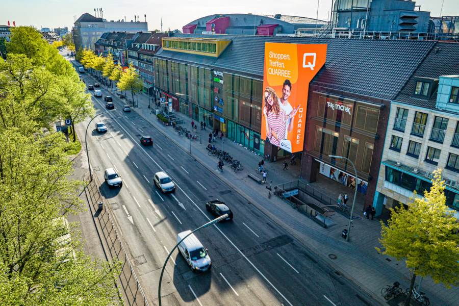 Das QUARREE im Herzen Wandsbeks ist ein Center, das mit rund 90 Shops auf circa 41.000 Quadratmeter alles abdeckt, was das tägliche Leben an Bedürfnissen mit sich bringt