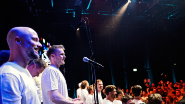 Bengelsstimmen um Mitgründer Jesse Früchtenicht-Gjoni (vorm Mikro)