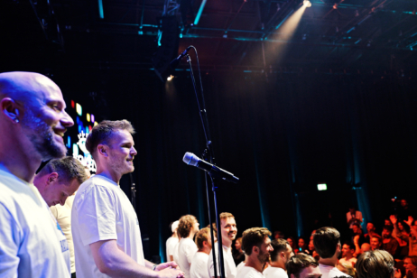 Bengelsstimmen um Mitgründer Jesse Früchtenicht-Gjoni (vorm Mikro)